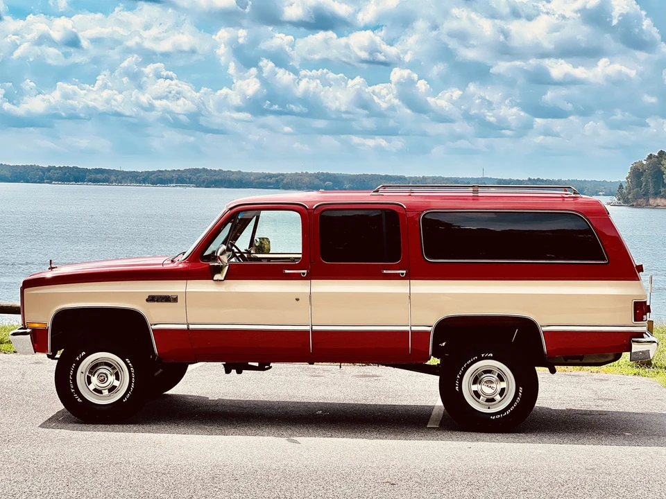 1985 GMC Suburban 7th Gen - Image 17 of 31