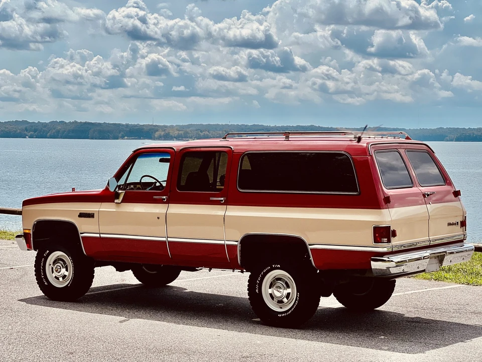 1985 GMC Suburban 7th Gen - Image 19 of 31