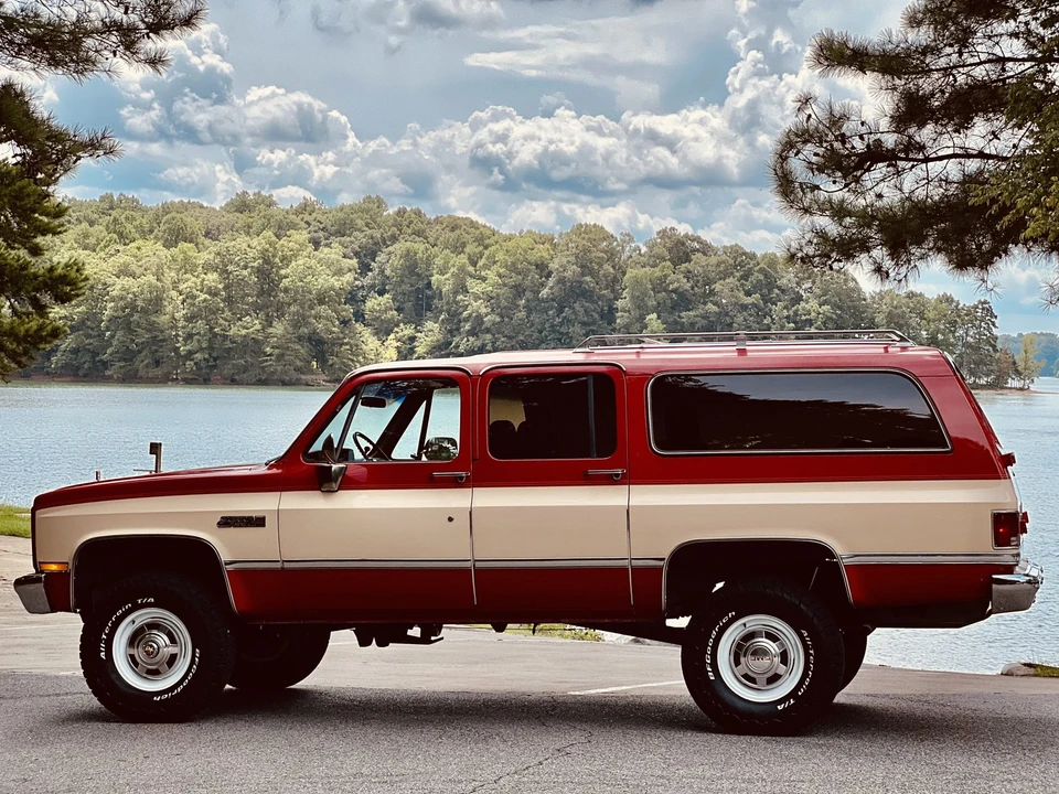 1985 GMC Suburban 7th Gen - Image 18 of 31