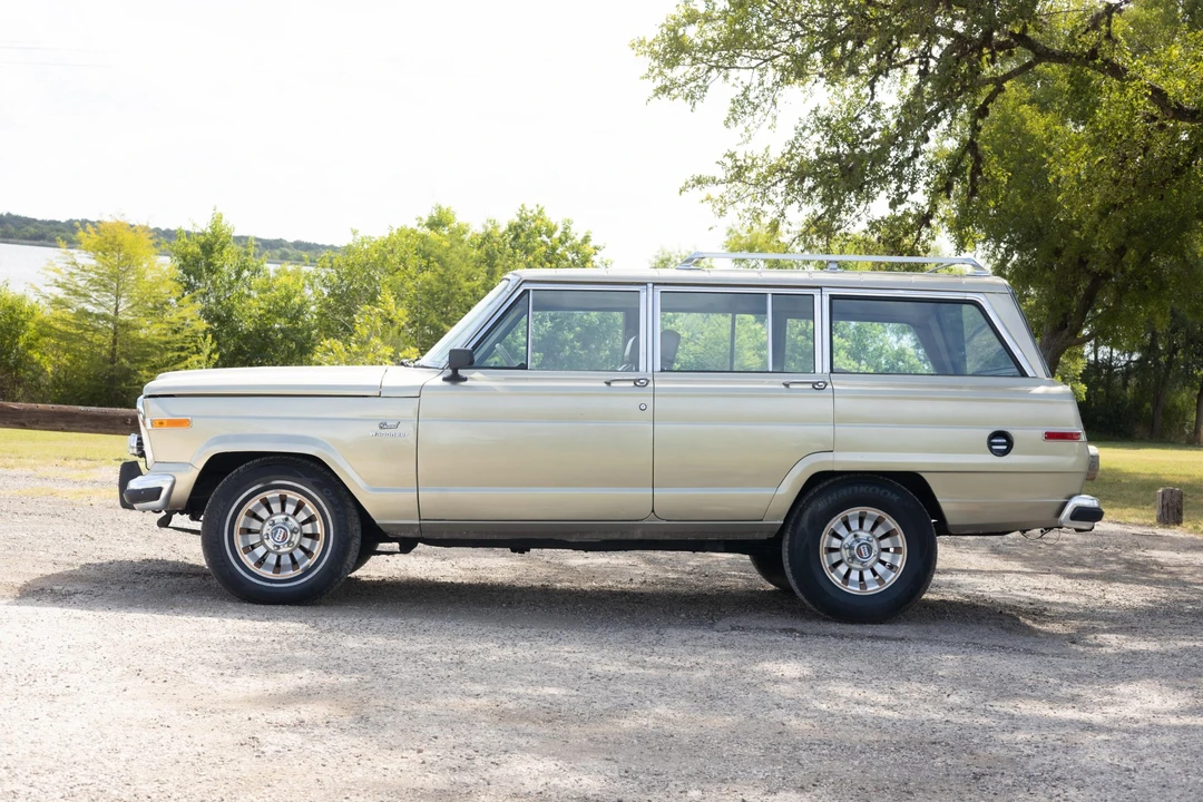 1985 Jeep SJ Grand Wagoneer - Image 15 of 31