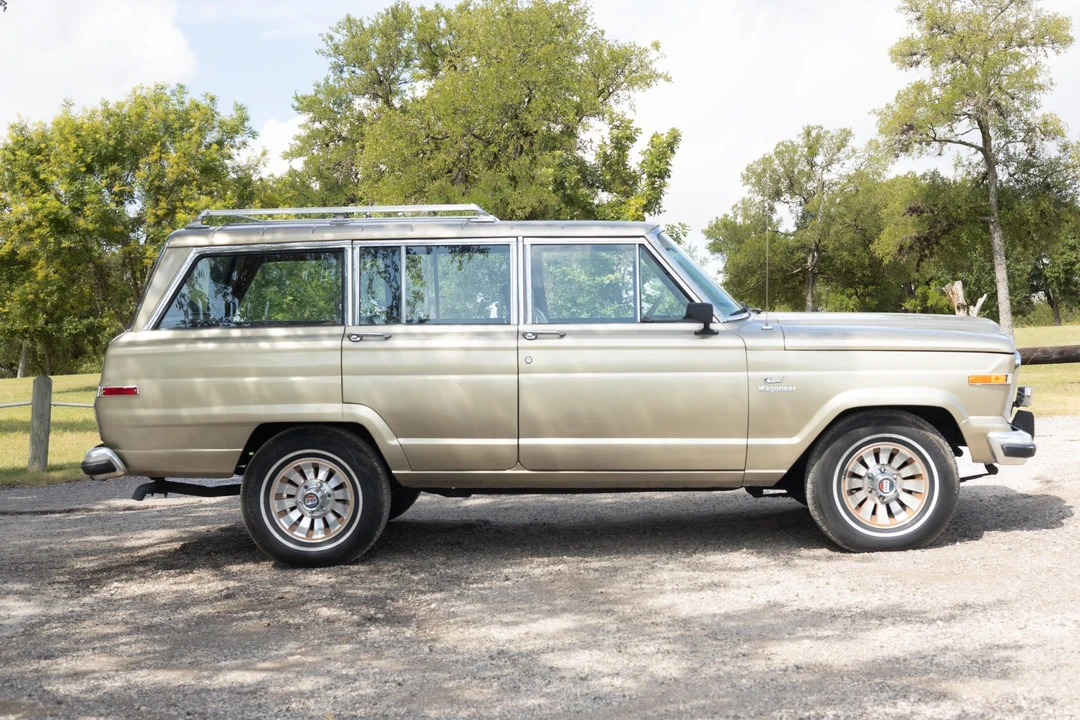 1985 Jeep SJ Grand Wagoneer - Image 11 of 31