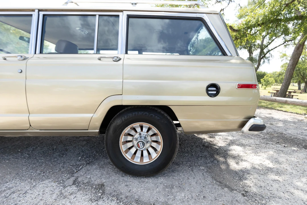 1985 Jeep SJ Grand Wagoneer - Image 21 of 31