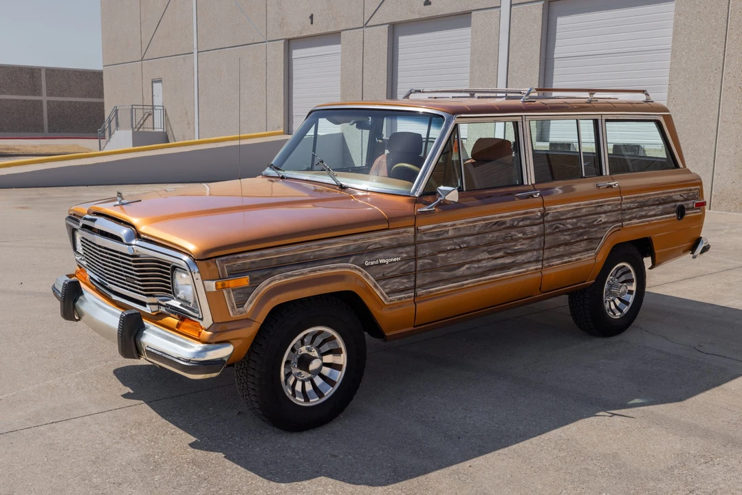 1985 Jeep SJ Grand Wagoneer - Image 2 of 31