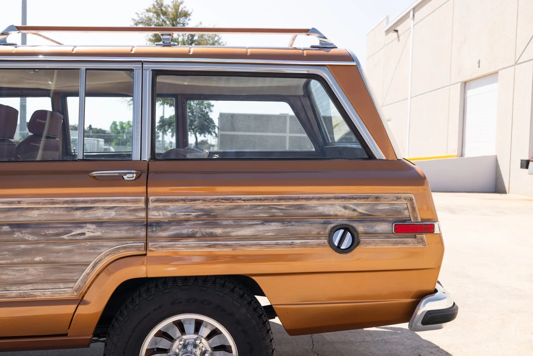 1985 Jeep SJ Grand Wagoneer - Image 13 of 31
