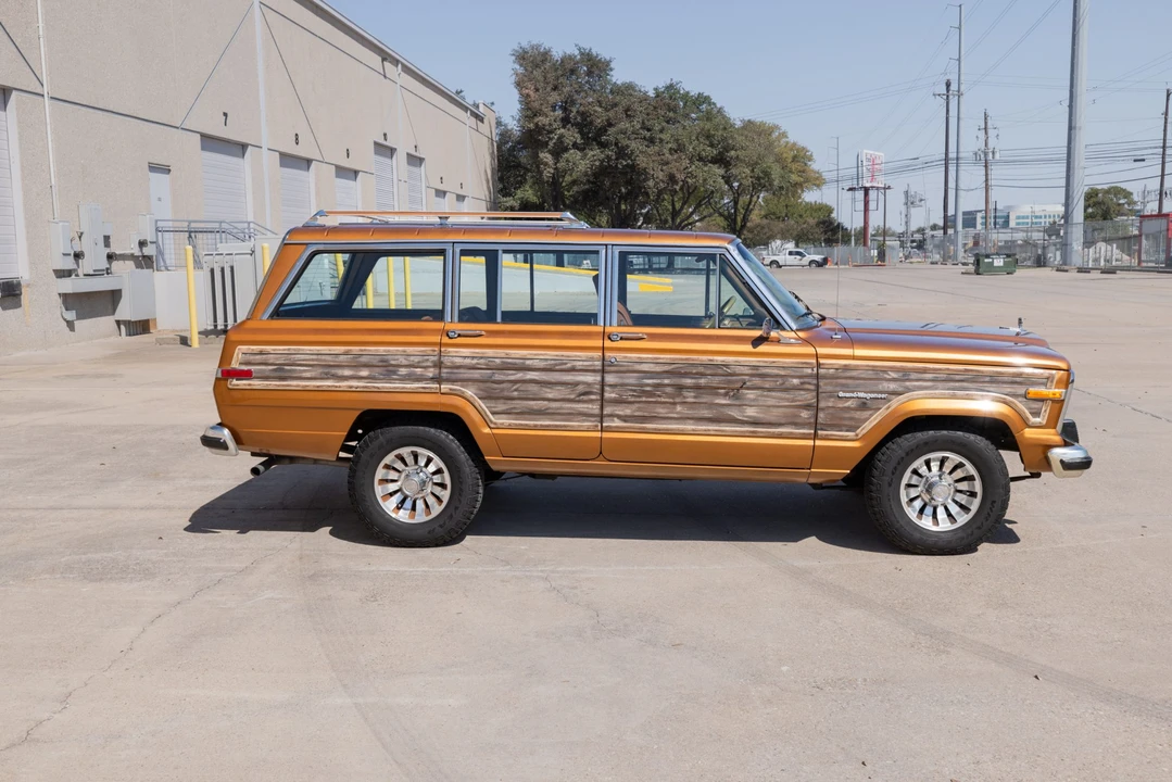 1985 Jeep SJ Grand Wagoneer - Image 7 of 31