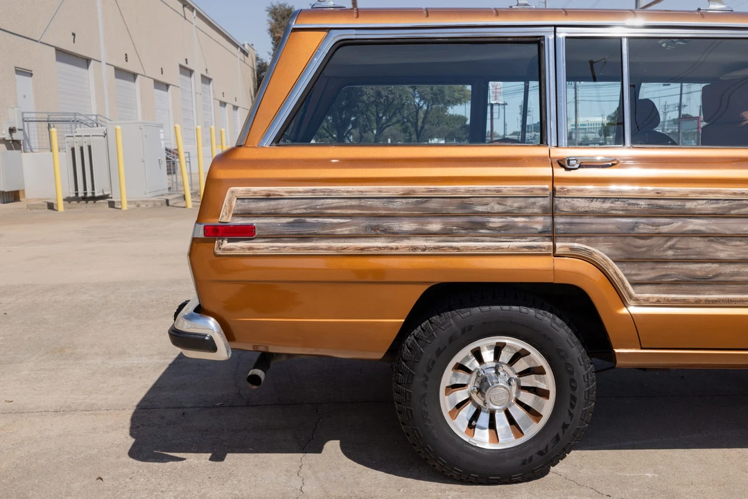 1985 Jeep SJ Grand Wagoneer - Image 14 of 31
