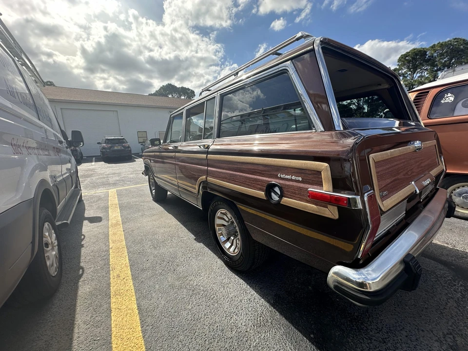 1985 Jeep SJ Grand Wagoneer - Image 19 of 31