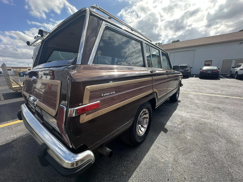 1985 Jeep SJ Grand Wagoneer - Image 20 of 31