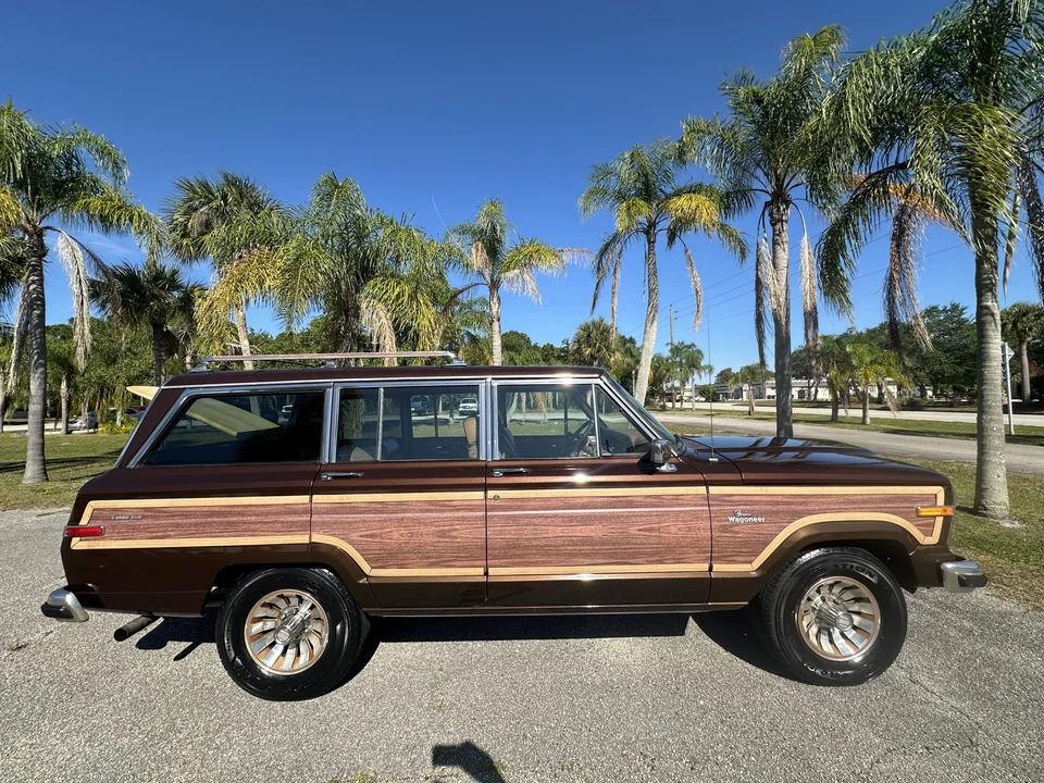 1985 Jeep SJ Grand Wagoneer - Image 11 of 31