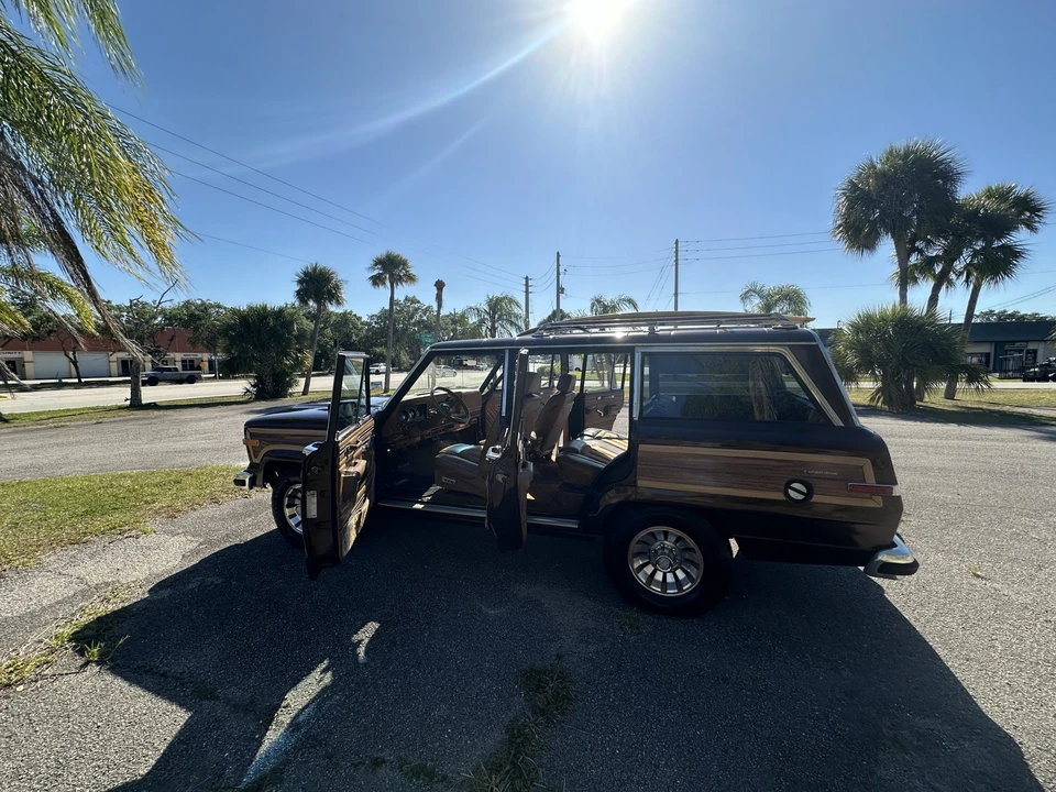 1985 Jeep SJ Grand Wagoneer - Image 16 of 31