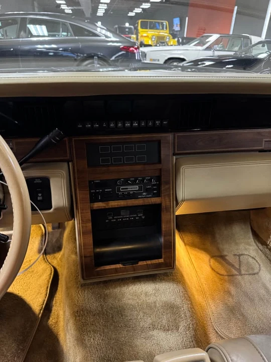 1985 Lincoln Continental 7th Gen - Image 17 of 20