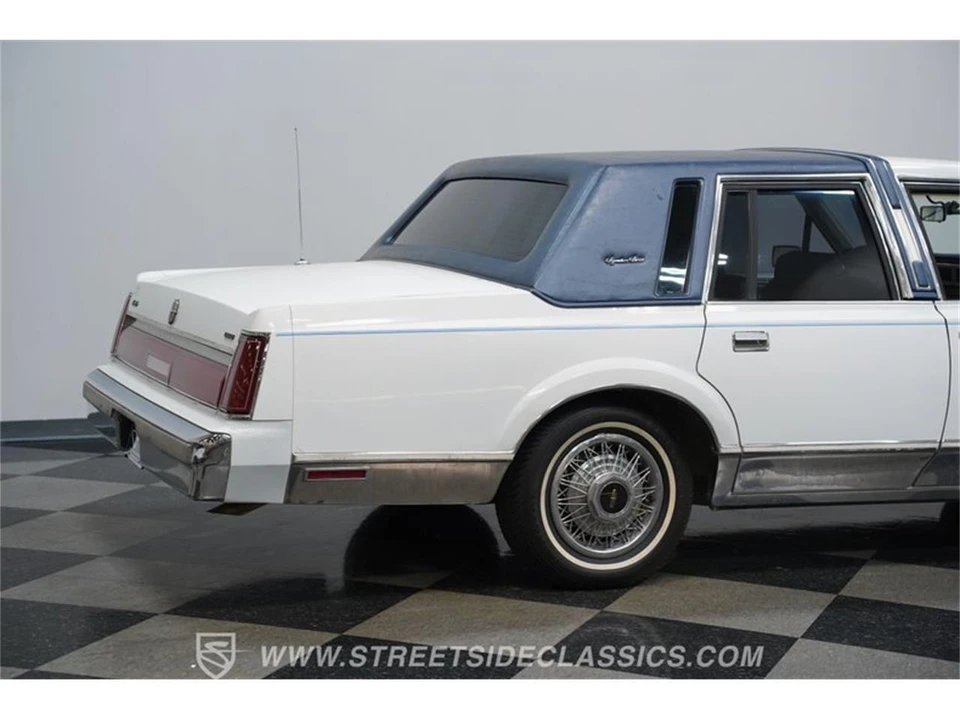 1985 Lincoln Town Car - Image 24 of 31