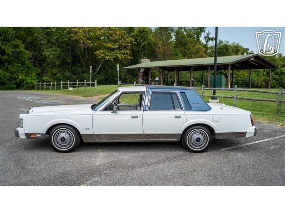 1985 Lincoln Town Car - Image 8 of 31