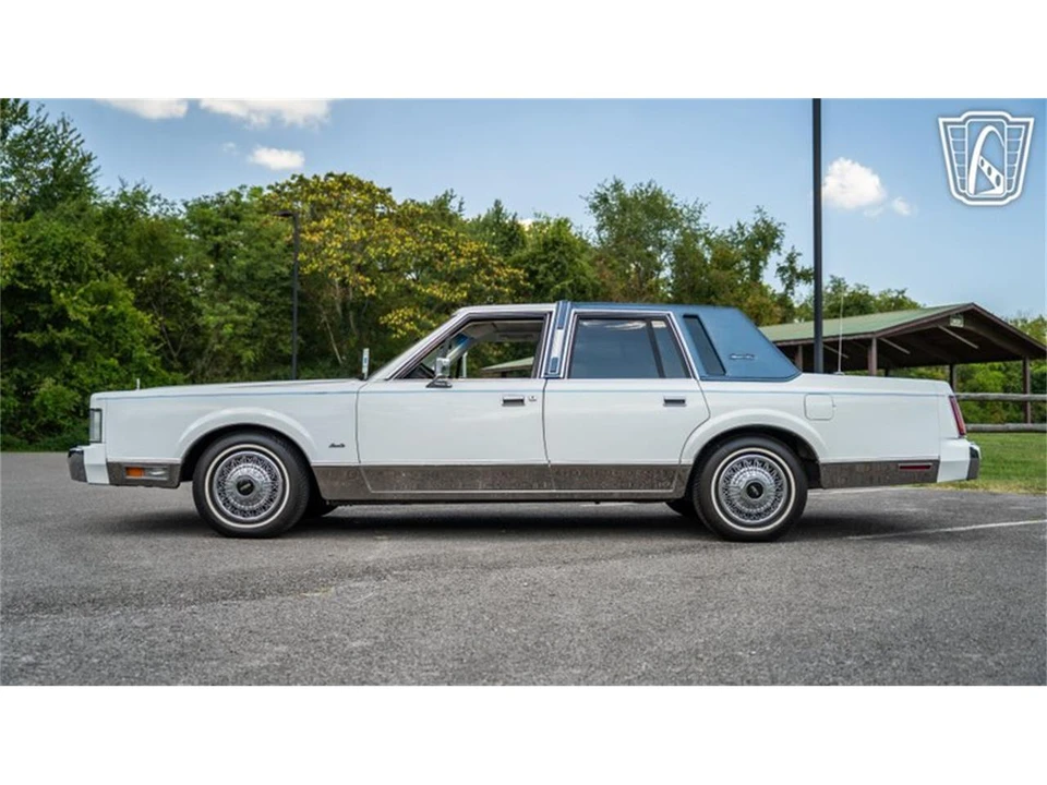 1985 Lincoln Town Car - Image 9 of 31