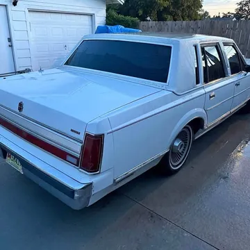 1985 Lincoln Town Car Signature Limited Sedan 4D