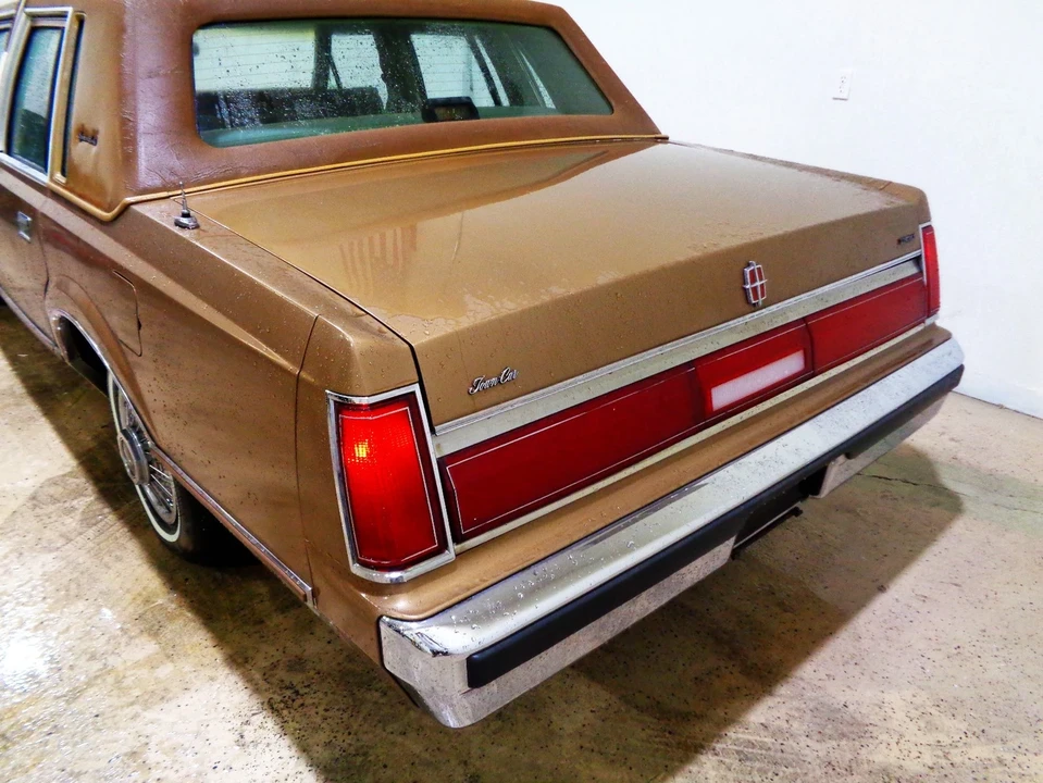1985 Lincoln Town Car - Image 10 of 21