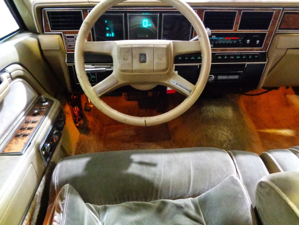 1985 Lincoln Town Car - Image 11 of 21