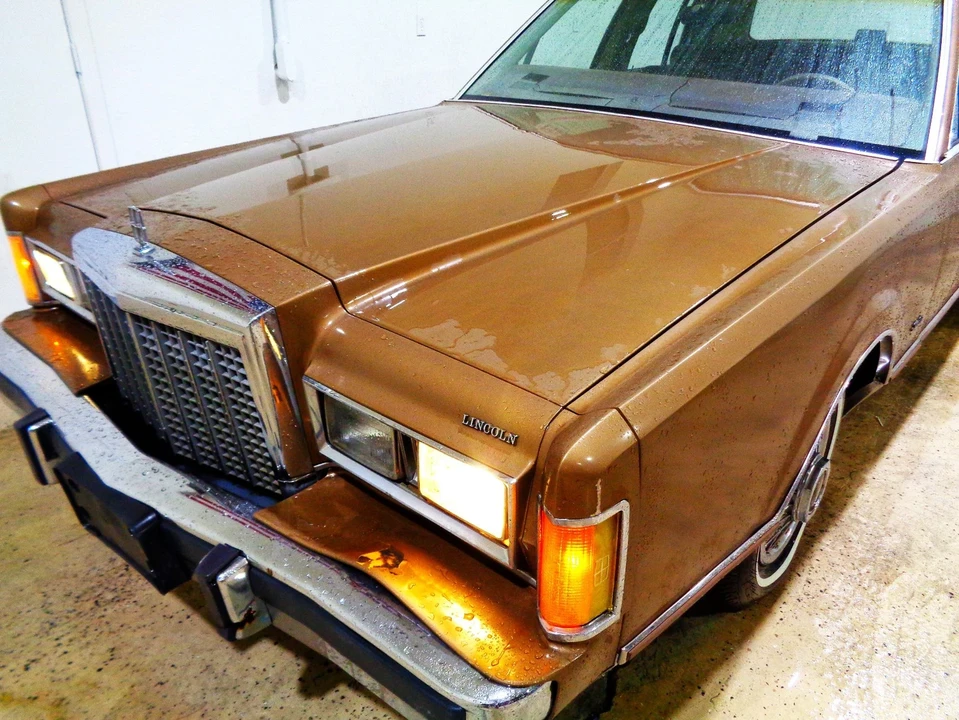 1985 Lincoln Town Car - Image 9 of 21