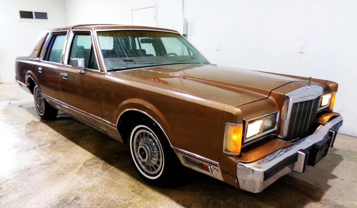 1985 Lincoln Town Car - Image 2 of 21