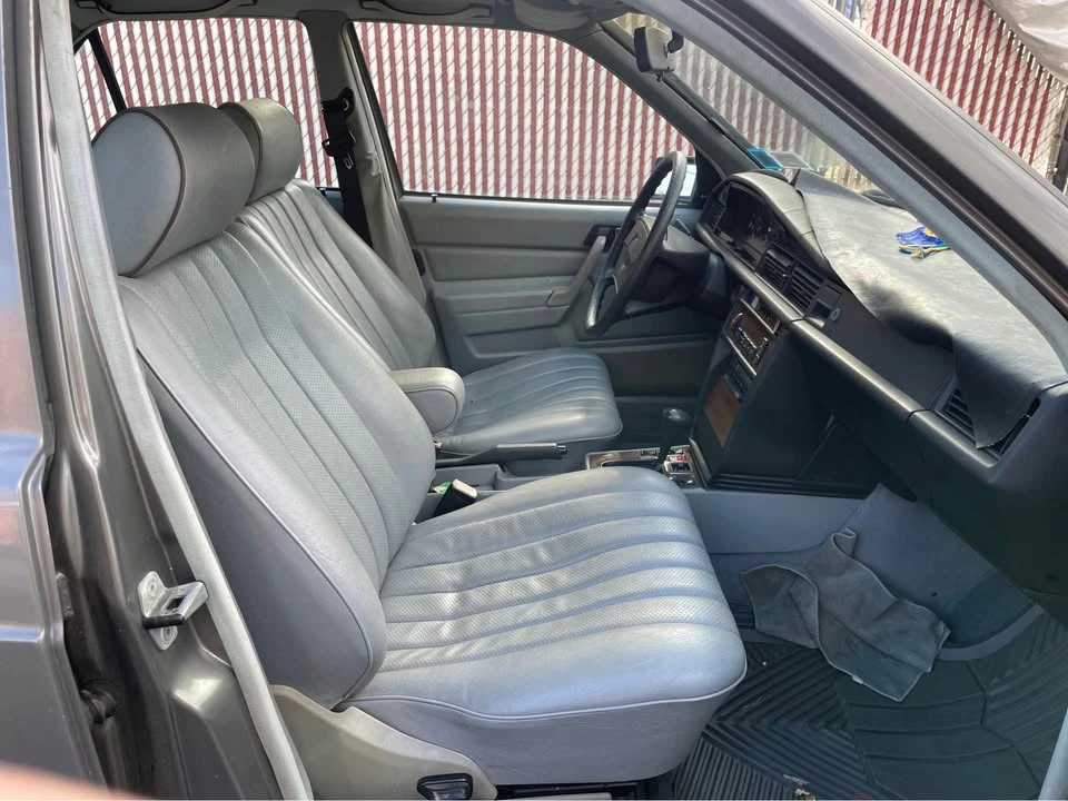1985 Mercedes-Benz 190E - Image 10 of 10