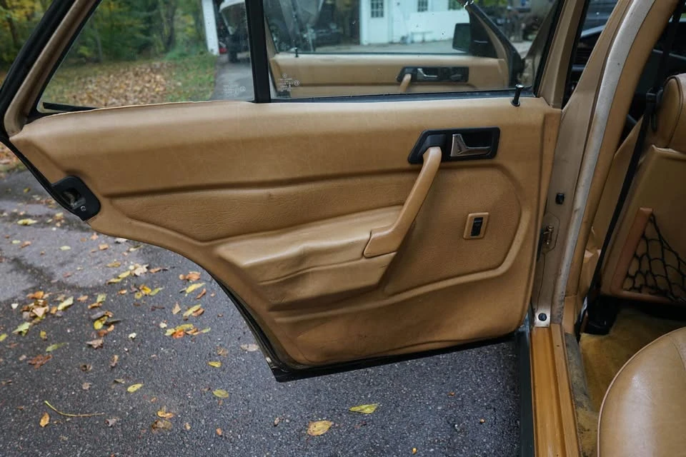 1985 Mercedes-Benz 190E - Image 12 of 15