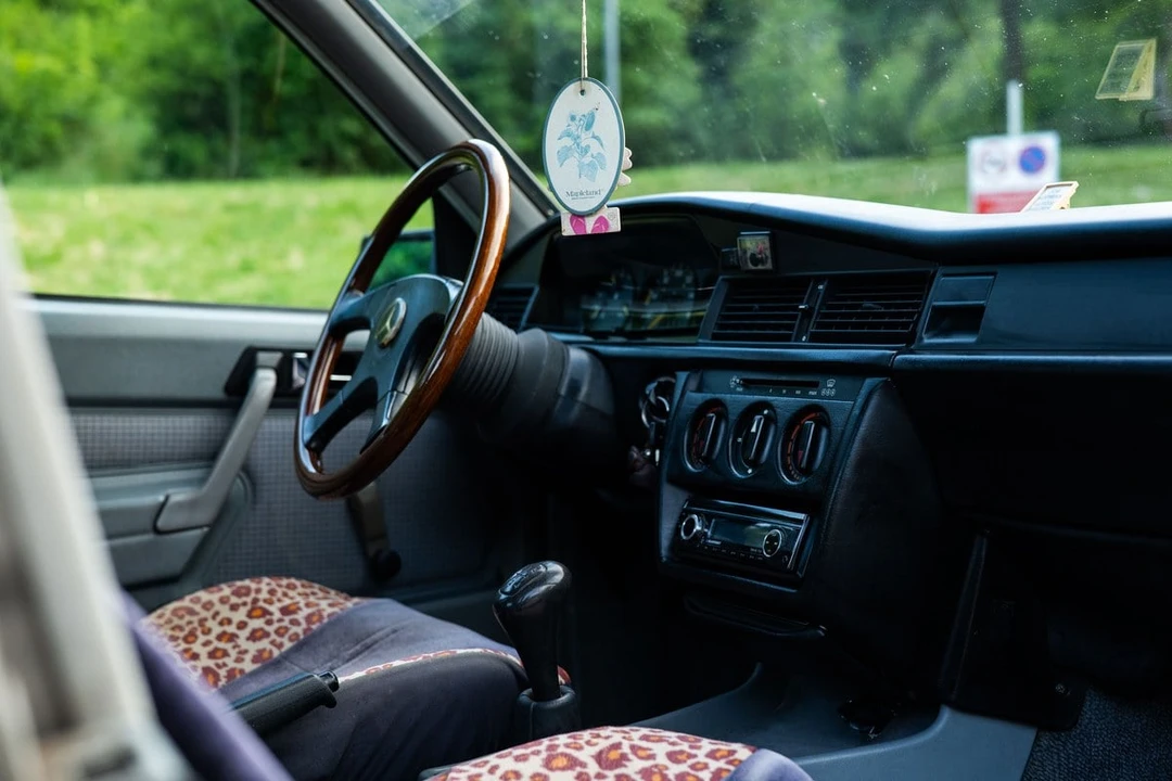 1985 Mercedes-Benz 190E - Image 12 of 30