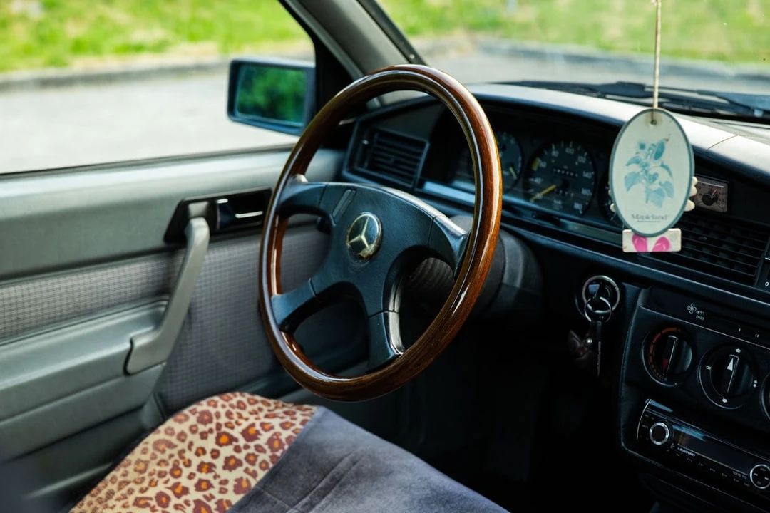 1985 Mercedes-Benz 190E - Image 13 of 30