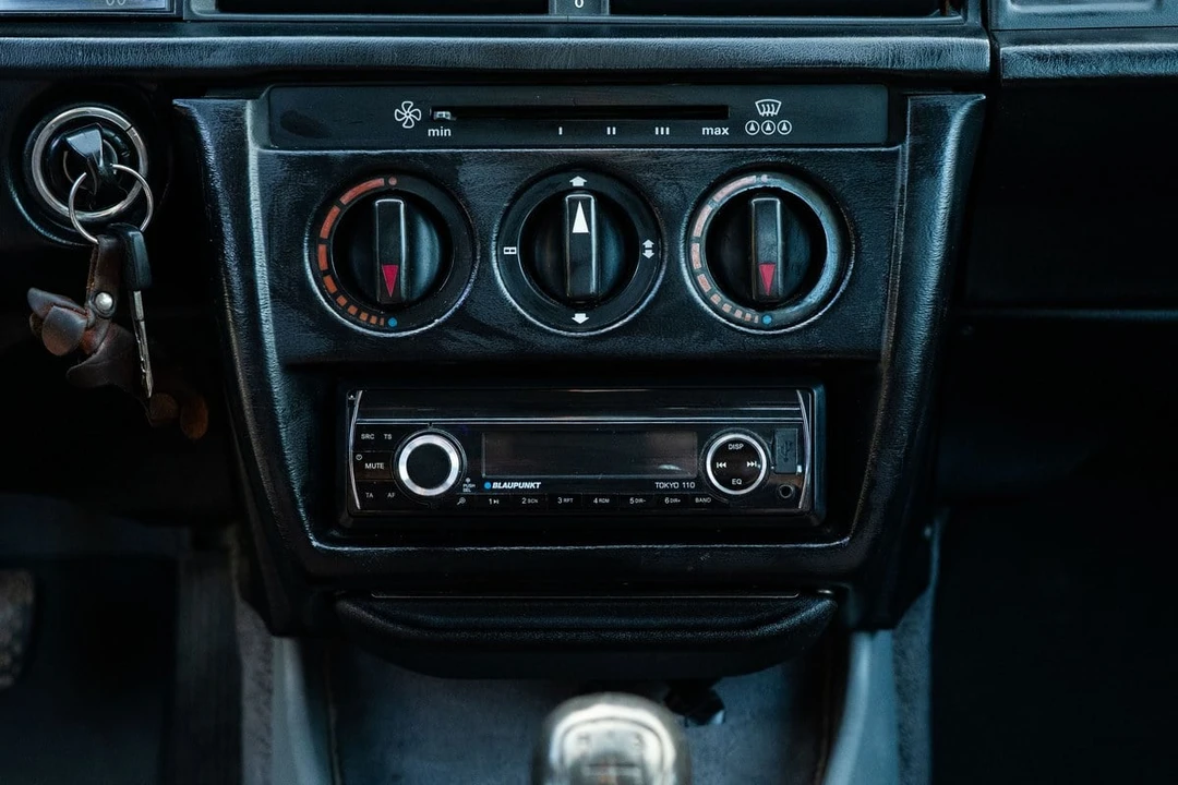 1985 Mercedes-Benz 190E - Image 17 of 30