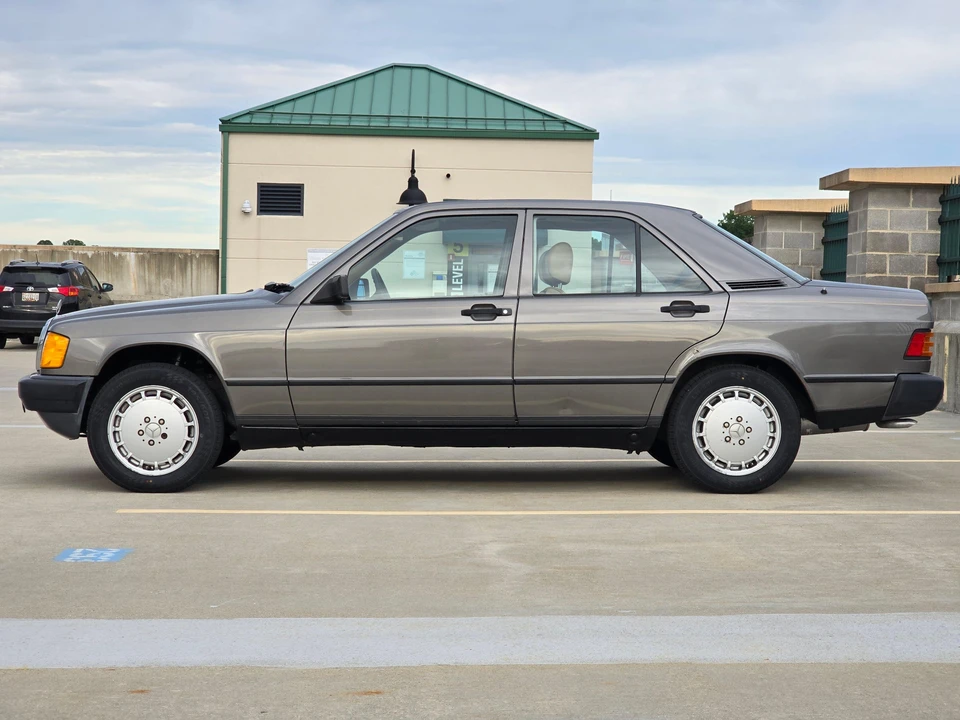 1985 Mercedes-Benz 190E - Image 12 of 31