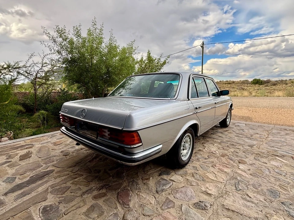 1985 Mercedes-Benz W123 Sedan - Image 11 of 31
