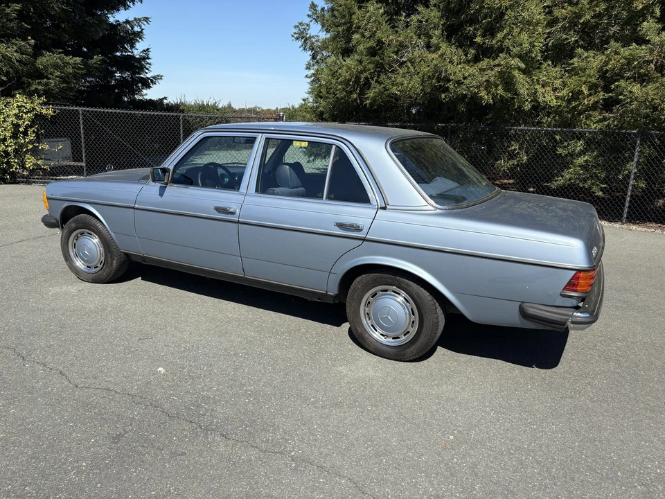 1985 Mercedes-Benz W123 Sedan - Image 22 of 31