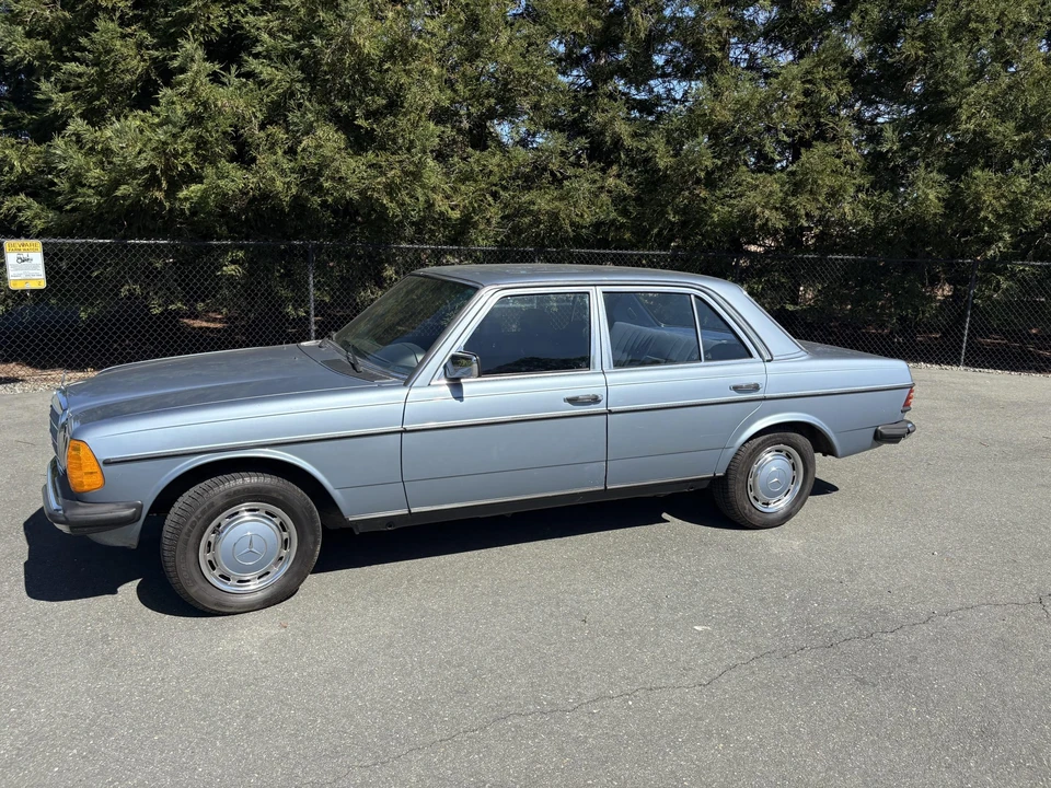 1985 Mercedes-Benz W123 Sedan - Image 13 of 31
