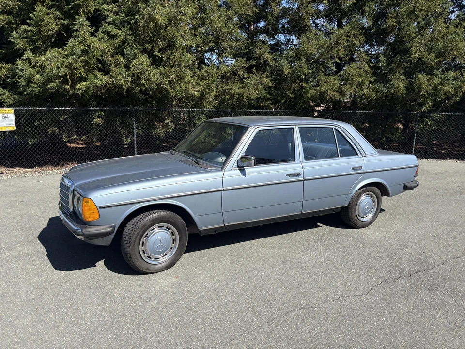 1985 Mercedes-Benz W123 Sedan - Image 11 of 31