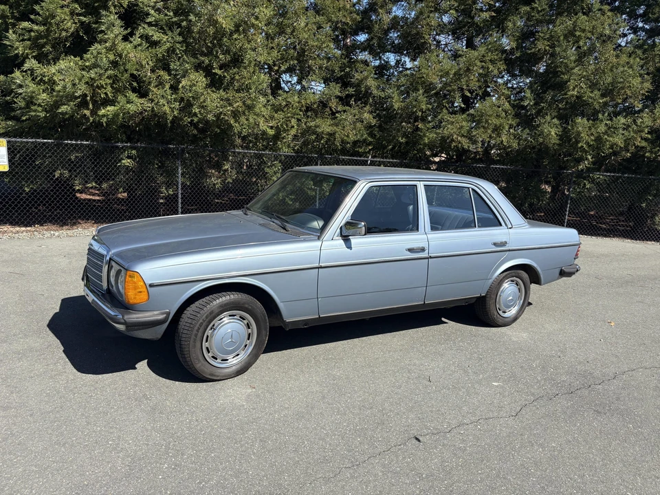 1985 Mercedes-Benz W123 Sedan - Image 10 of 31