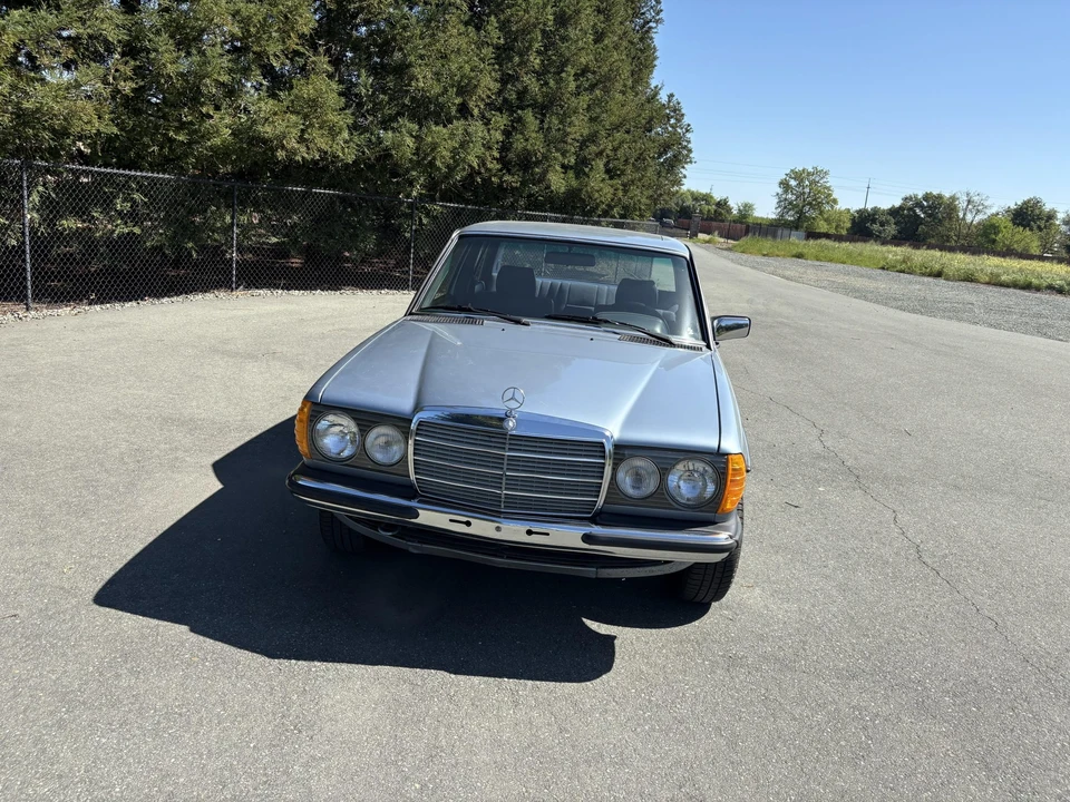 1985 Mercedes-Benz W123 Sedan - Image 2 of 31