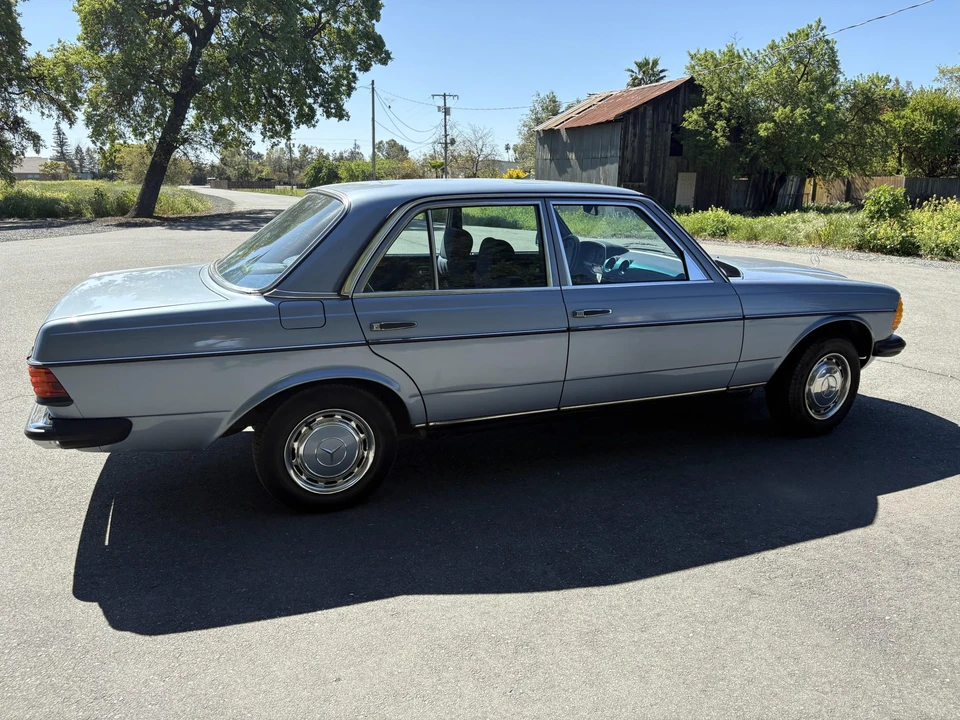 1985 Mercedes-Benz W123 Sedan - Image 30 of 31