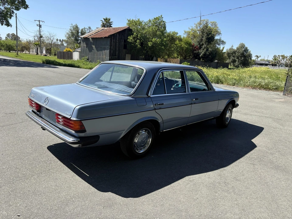 1985 Mercedes-Benz W123 Sedan - Image 26 of 31