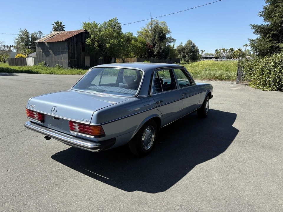 1985 Mercedes-Benz W123 Sedan - Image 25 of 31
