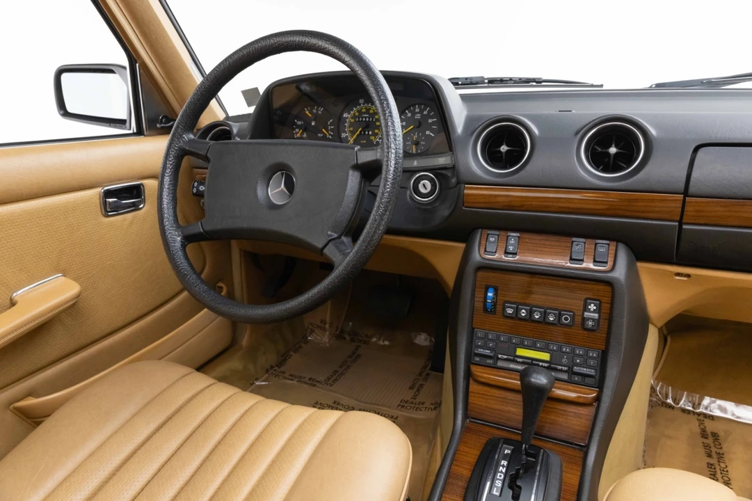 1985 Mercedes-Benz W123 Sedan - Image 14 of 31