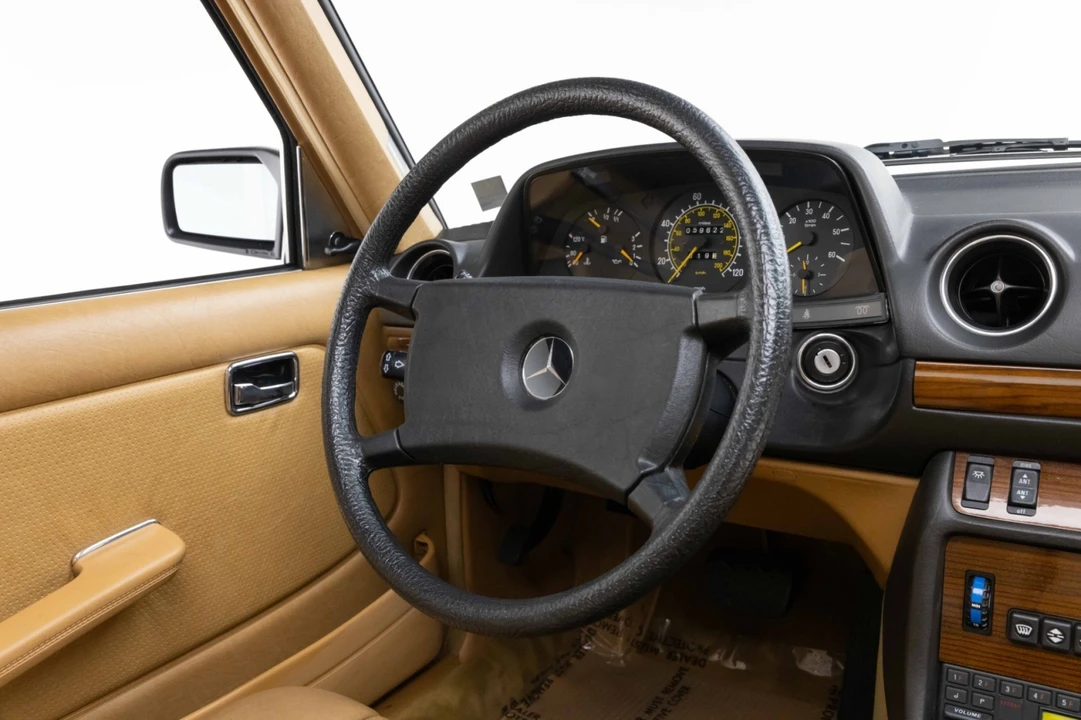 1985 Mercedes-Benz W123 Sedan - Image 10 of 31