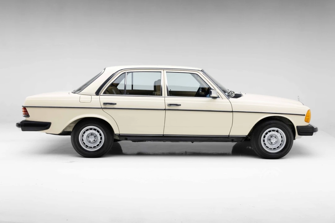 1985 Mercedes-Benz W123 Sedan - Image 15 of 31