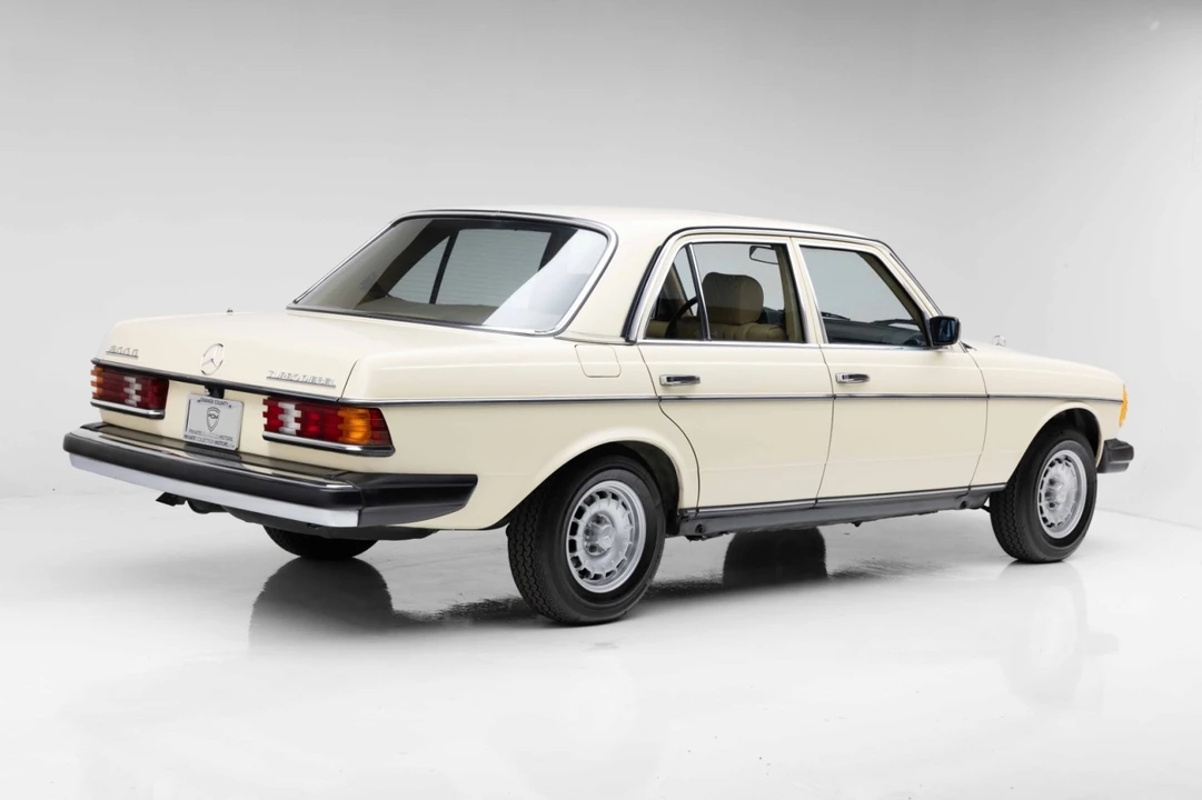 1985 Mercedes-Benz W123 Sedan - Image 11 of 31