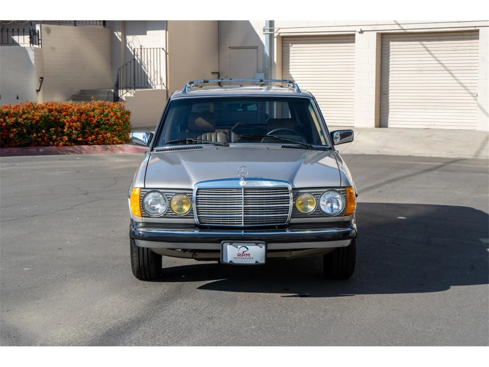 1985 Mercedes-Benz W124 E-Class - Image 2 of 25