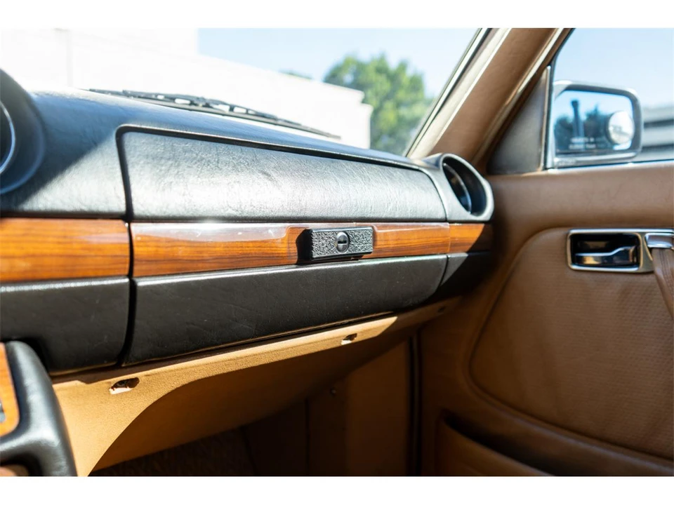 1985 Mercedes-Benz W124 E-Class - Image 24 of 25