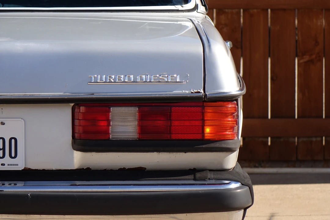 1985 Mercedes-Benz W123 Sedan - Image 24 of 31