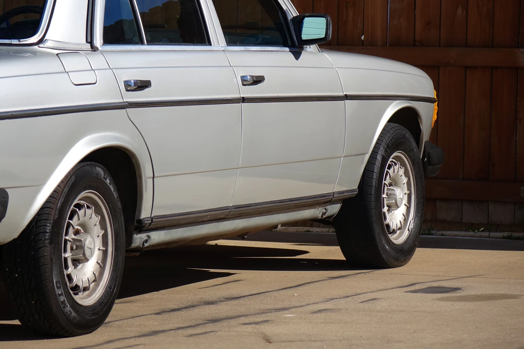 1985 Mercedes-Benz W123 Sedan - Image 13 of 31
