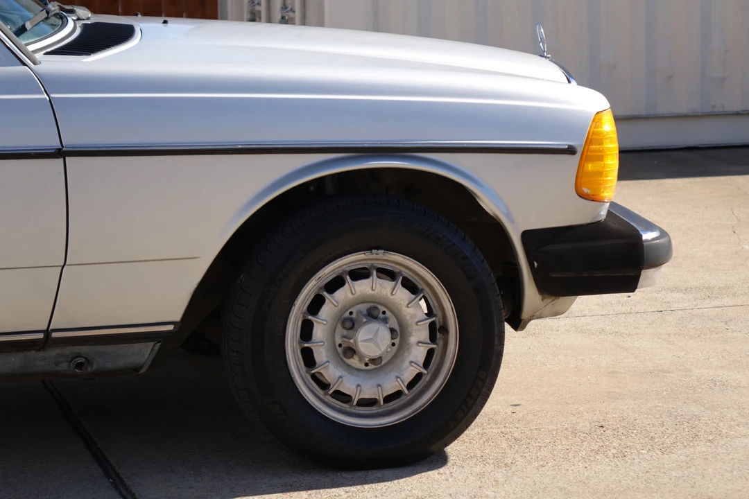 1985 Mercedes-Benz W123 Sedan - Image 11 of 31