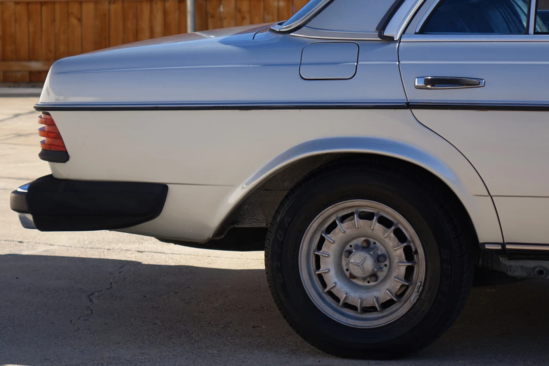 1985 Mercedes-Benz W123 Sedan - Image 10 of 31