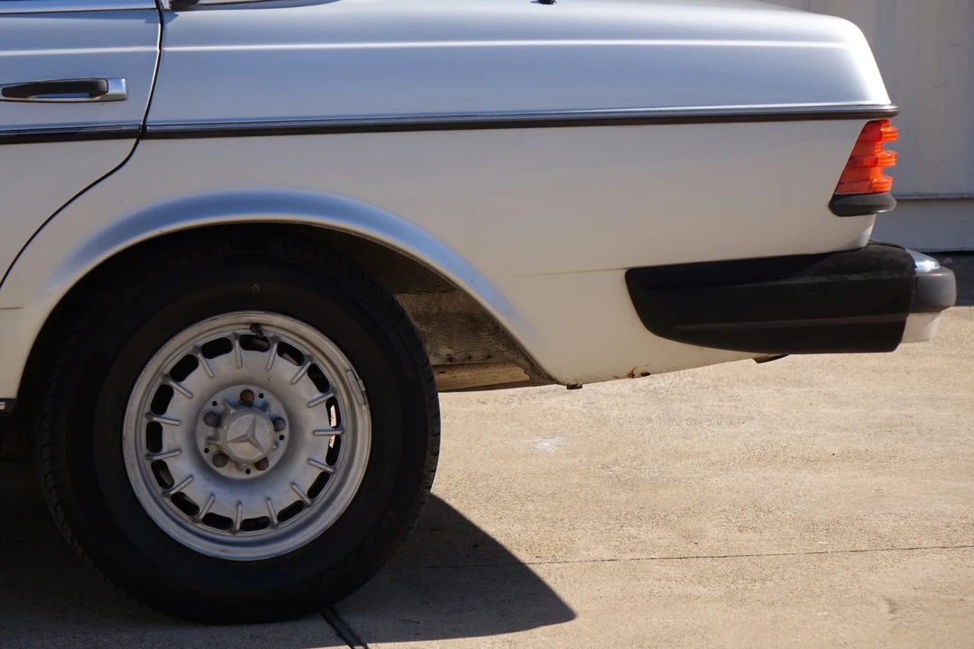 1985 Mercedes-Benz W123 Sedan - Image 16 of 31