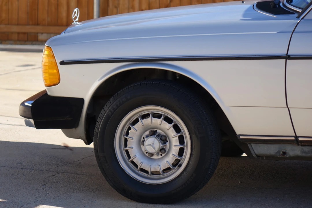 1985 Mercedes-Benz W123 Sedan - Image 15 of 31